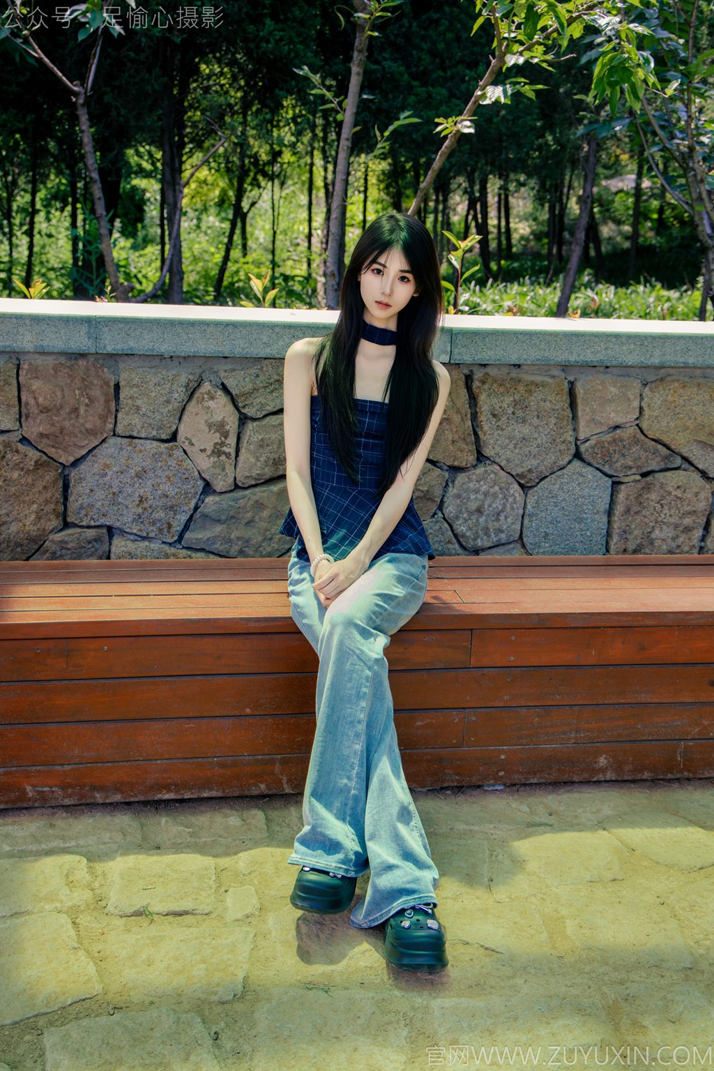 [足愉心摄影] NO.049 模特小瑶（搭配：蓝色格子吊带、牛仔长裤、白棉袜、洞洞鞋、裸足（完整版）[120P/1V/6.82G] 年费专享-第1张