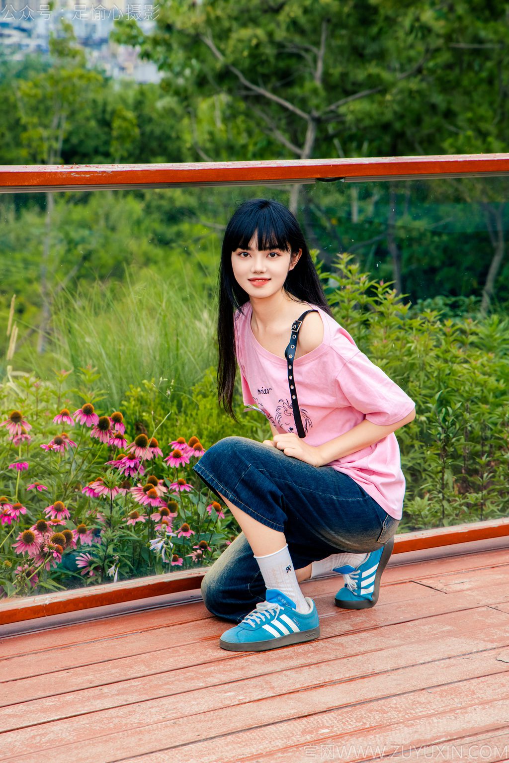 [足愉心摄影] NO.050 模特阿月（搭配：粉色T恤、牛仔短裤、白棉袜、德训鞋、裸足（完整版）[110P/2V/10.7G] 年费专享-第1张