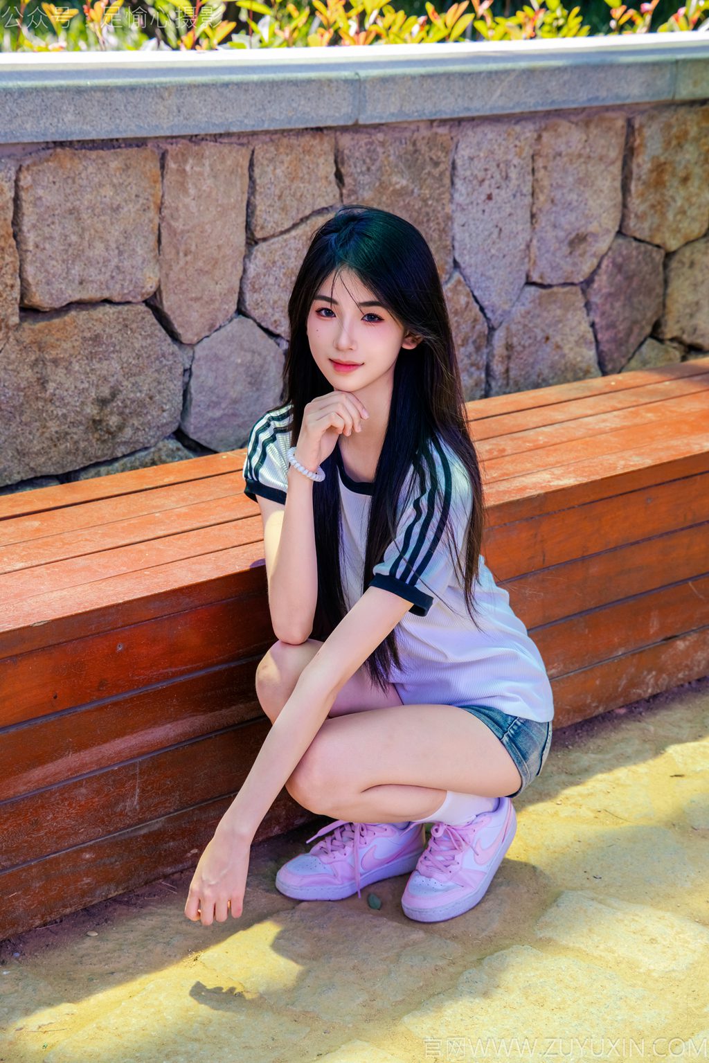 [足愉心摄影] NO.051 模特小瑶（搭配：T恤、牛仔短裤、白棉袜、帆布鞋、裸足（完整版）[115P/2V/12.9G] 年费专享-第1张