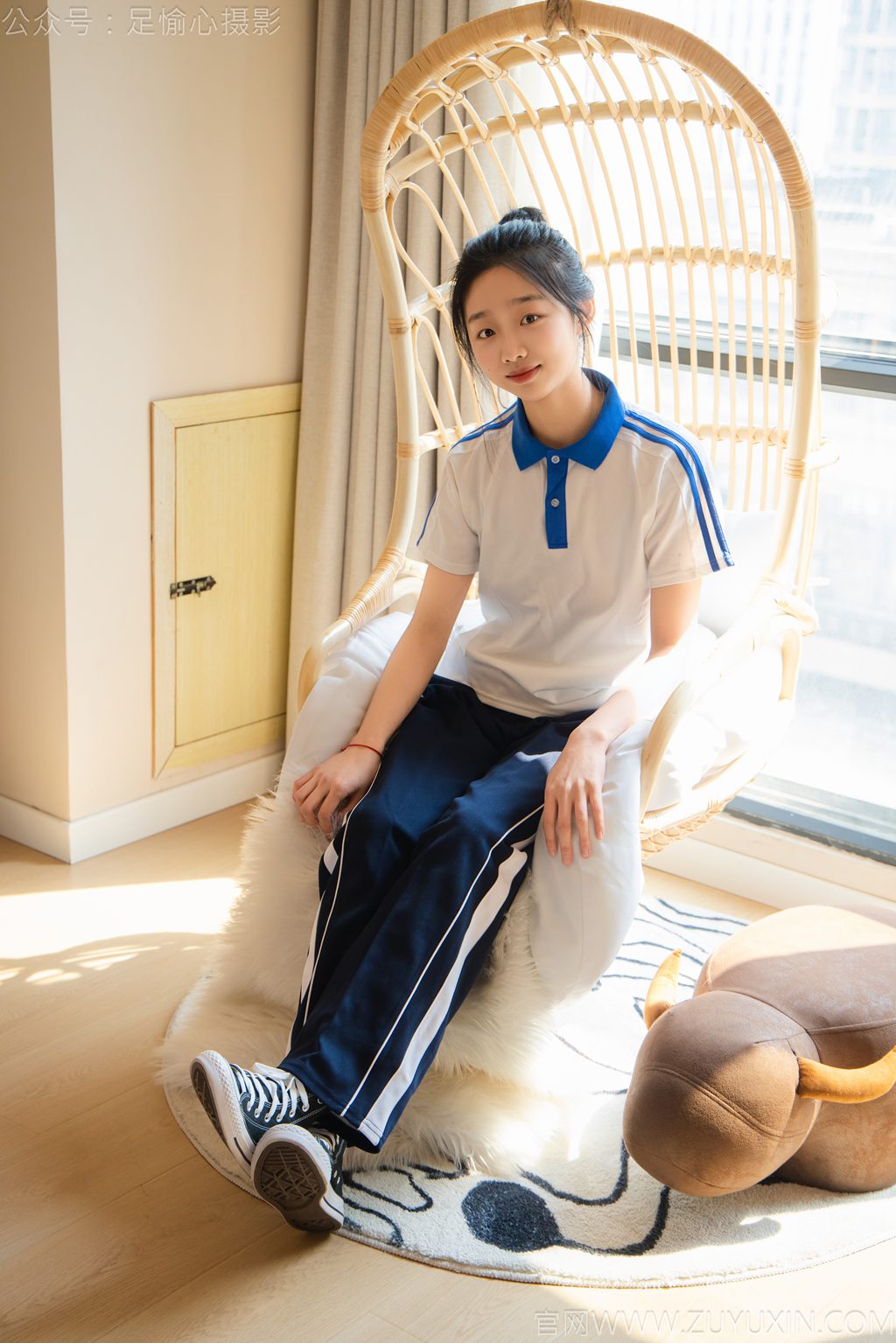 [足愉心摄影] NO.031 模特奶芙（搭配：校服、帆布鞋、白色棉袜、裸足（完整版）[110P/2V/8.6G] 年费专享-第1张