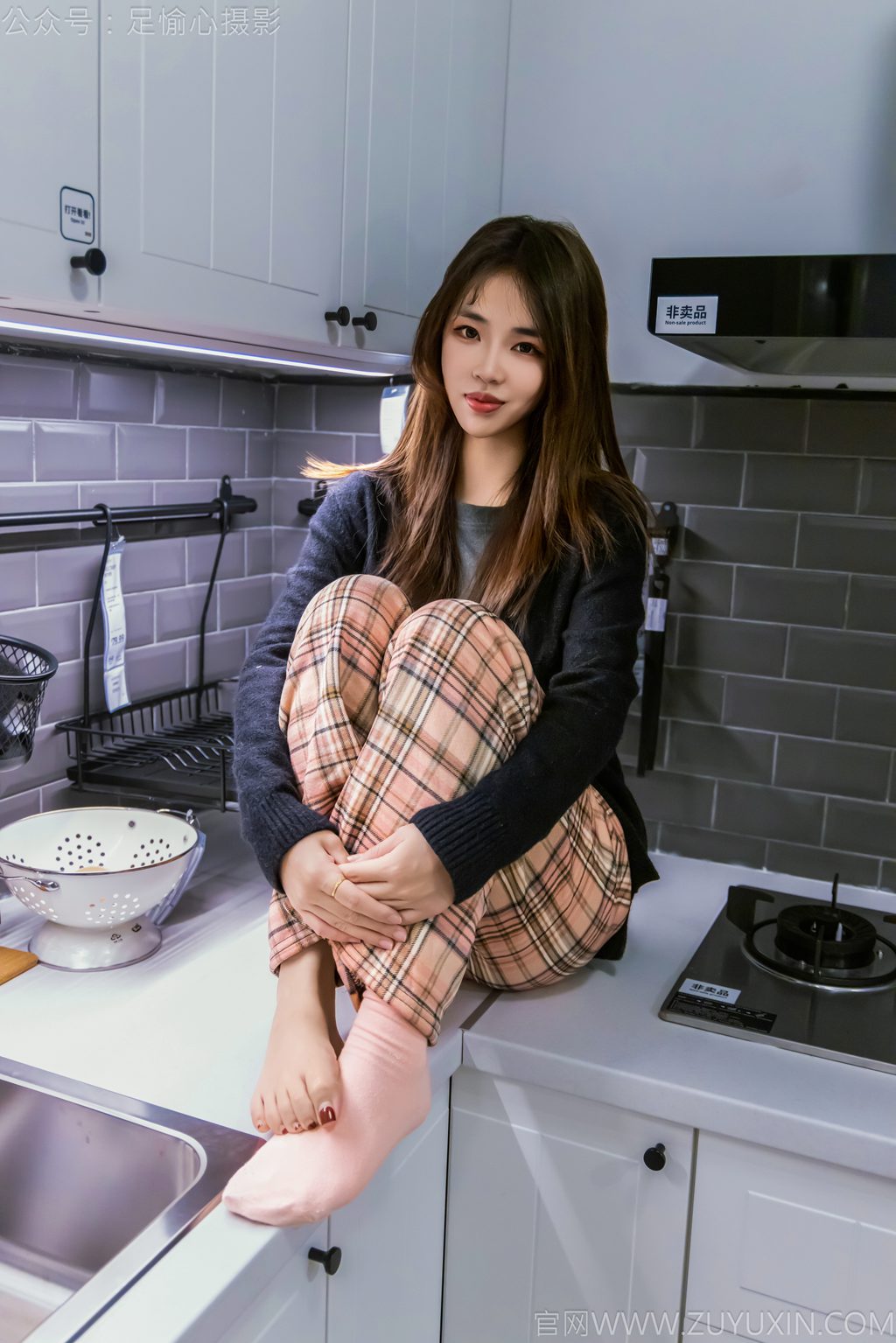 [足愉心摄影] NO.032 模特软软（搭配：黑色外套、黄色格子长裤、毛绒拖鞋、粉色棉袜、裸足（完整版）[120P/2V/13.51G] 年费专享-第1张