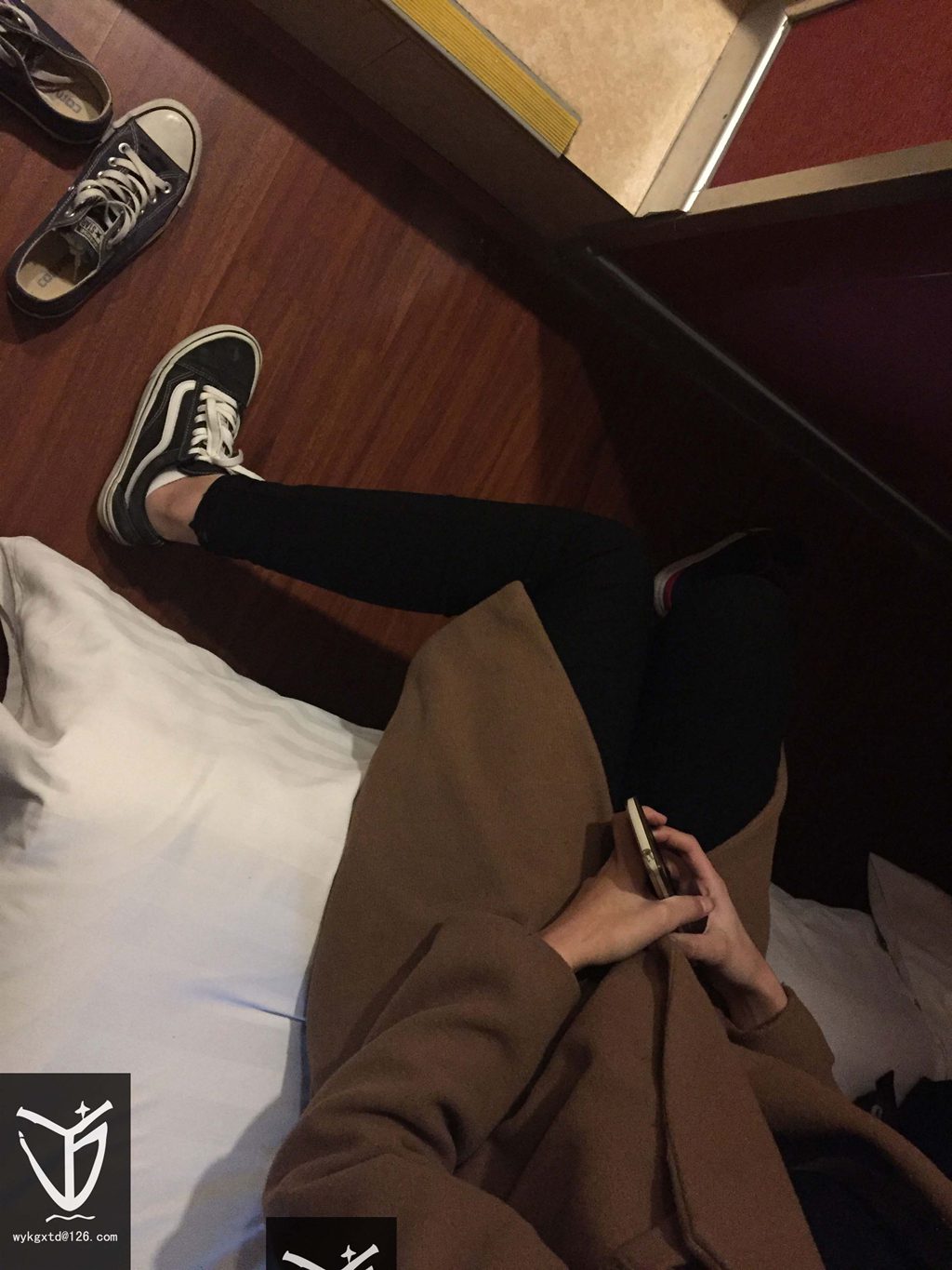 YJ街拍 NO.002 一脚一只，匡威鞋+VANS的双重诱惑[123P/3V/126MB] YJ-第1张