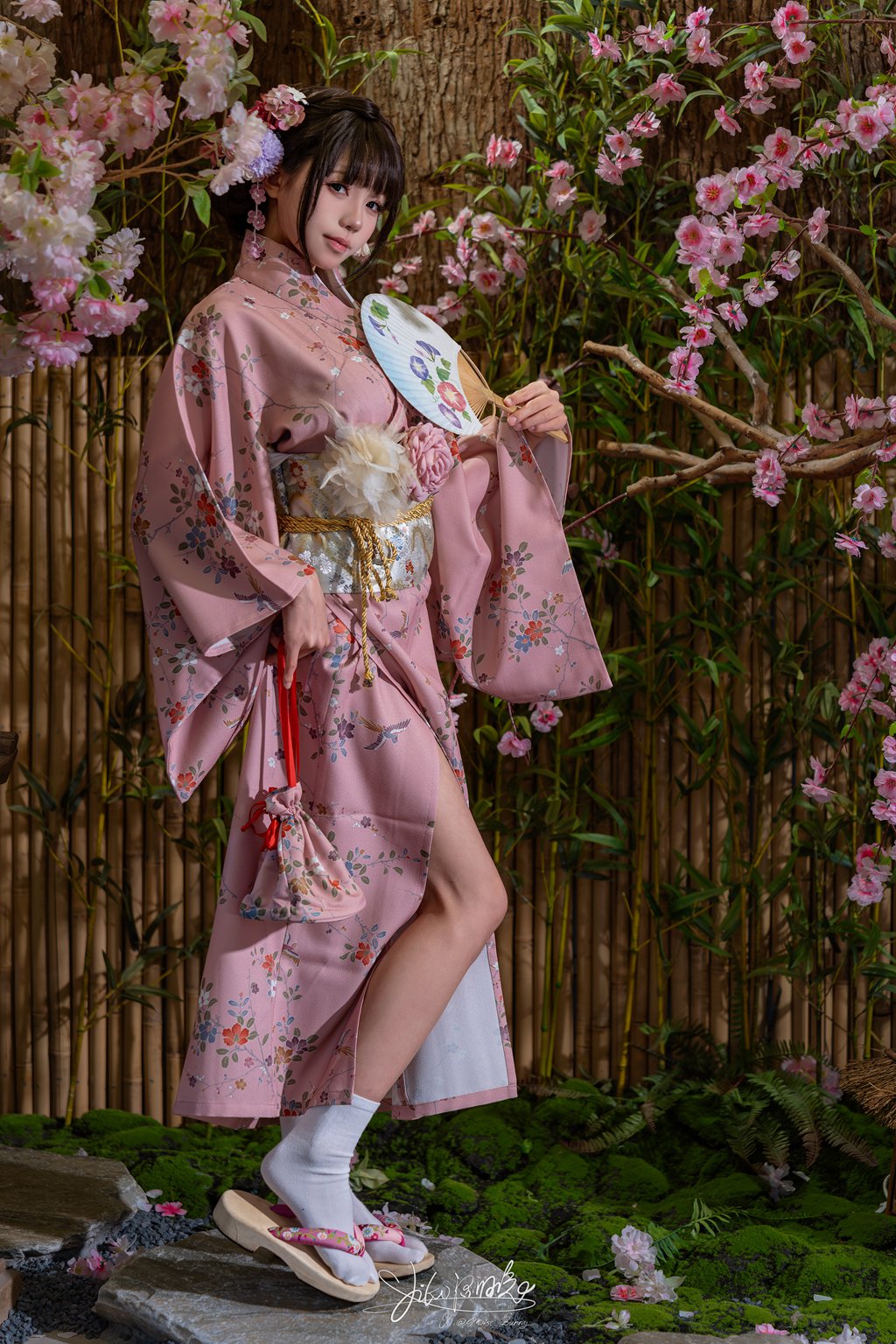 网紅博主@咬一口兔娘(黏黏团子兔) 温泉の女将 [77P/1V/1.15GB] 网红写真-第1张