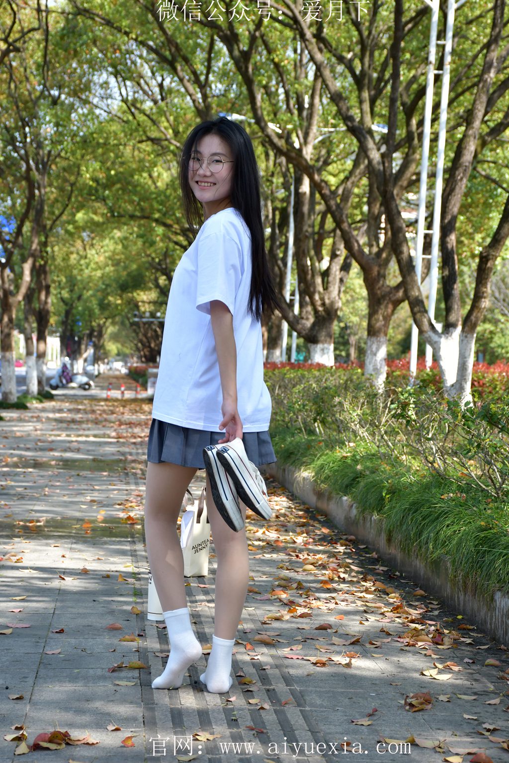 [爱月下] NO.382 恰恰~【袜影鞋踪】 白袜搭帆布鞋，在春景中邂逅自在时光 。（花絮版）[101P/1V/4.72G] 年费专享-第3张