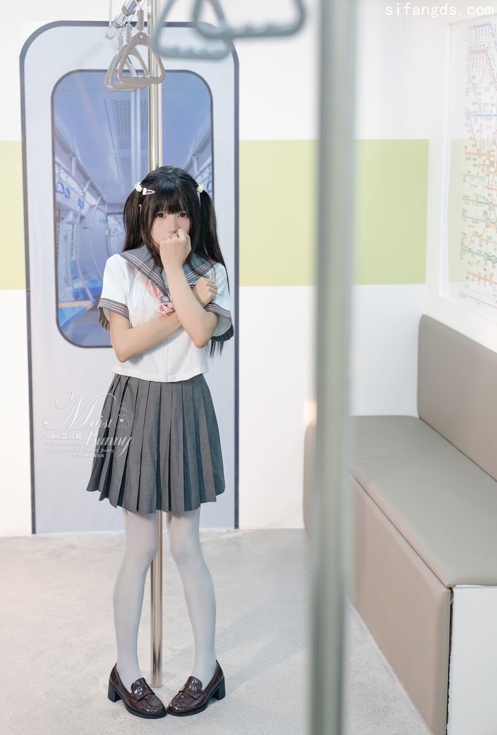 网紅博主@咬一口兔娘 12月作品『地铁萌妹』恋爱循环 [85P/1V/279MB] 网红写真-第3张