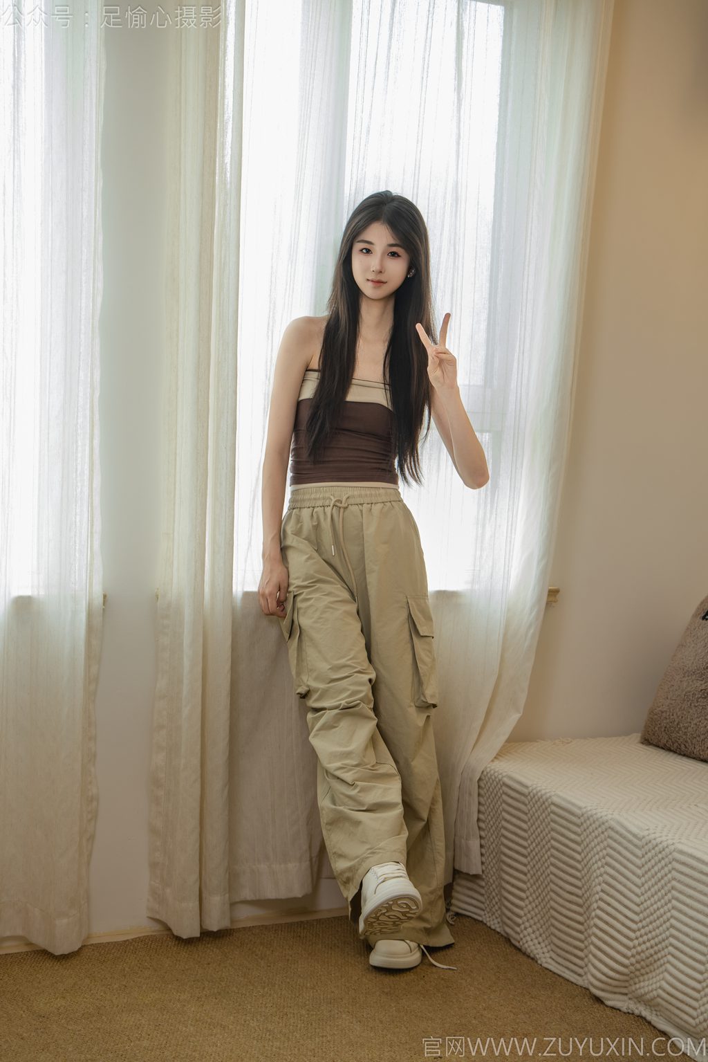 [足愉心摄影] NO.053 模特小瑶（搭配：棕色抹胸、工装裤、白棉袜、滑板鞋、裸足（完整版）[120P/2V/11.7G] 年费专享-第3张