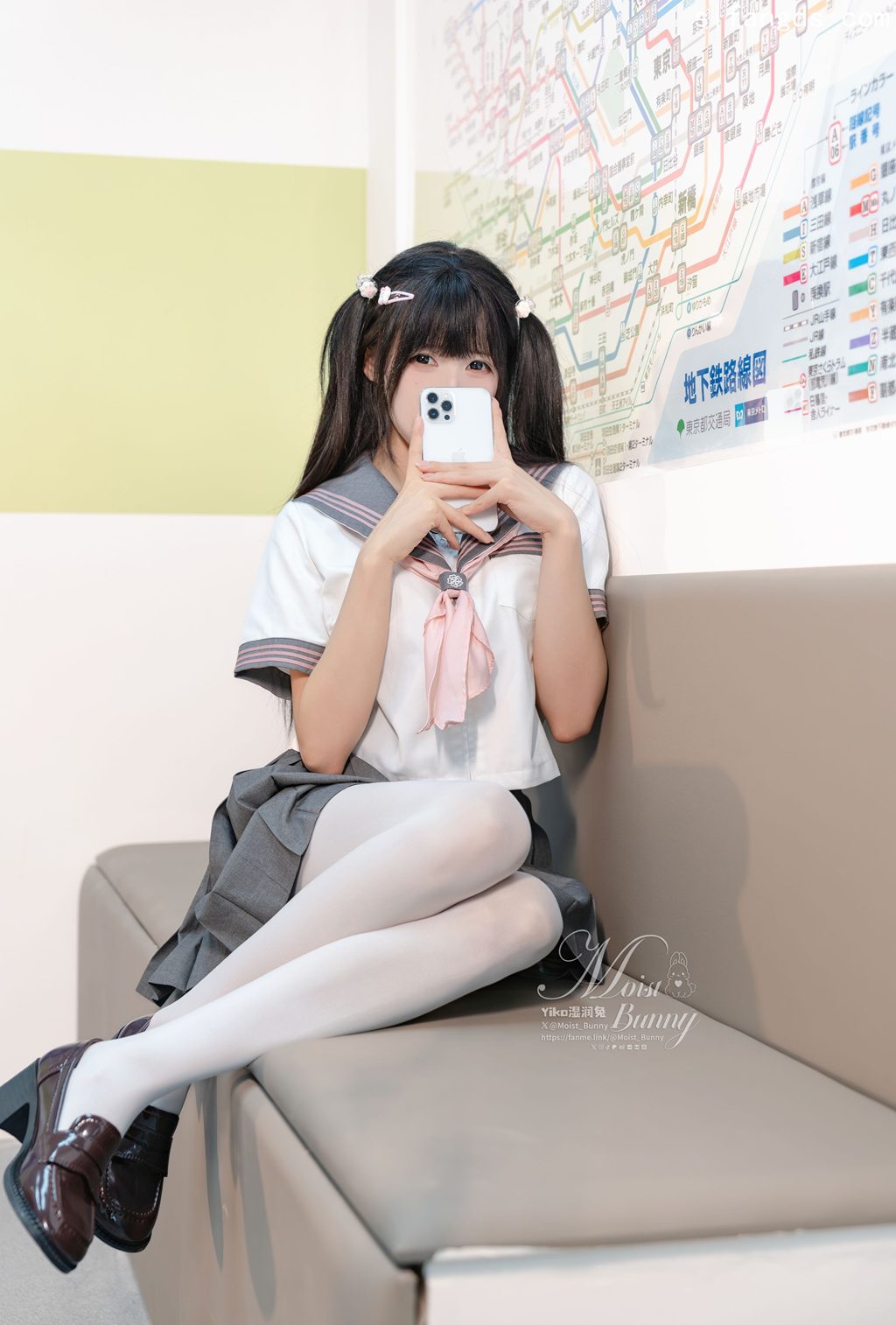 网紅博主@咬一口兔娘 12月作品『地铁萌妹』恋爱循环 [85P/1V/279MB] 网红写真-第1张