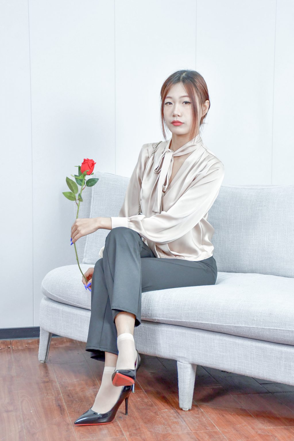 爱神记忆@NO.386 阿若~《轻熟优雅》缎面衬衫裹着的午后，玫瑰是偷来的温柔。[95P/587MB] 年费专享-第3张