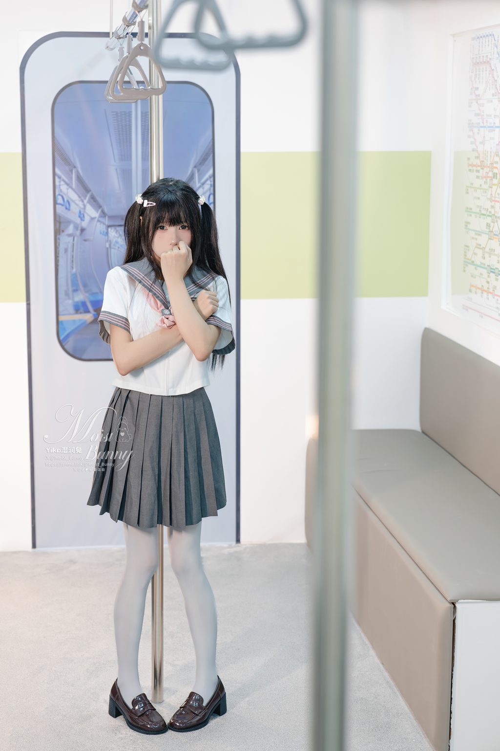 网紅博主@咬一口兔娘(黏黏团子兔) 十二月作品『地铁萌妹』[165P 1V-1.52G] 网红写真-第4张