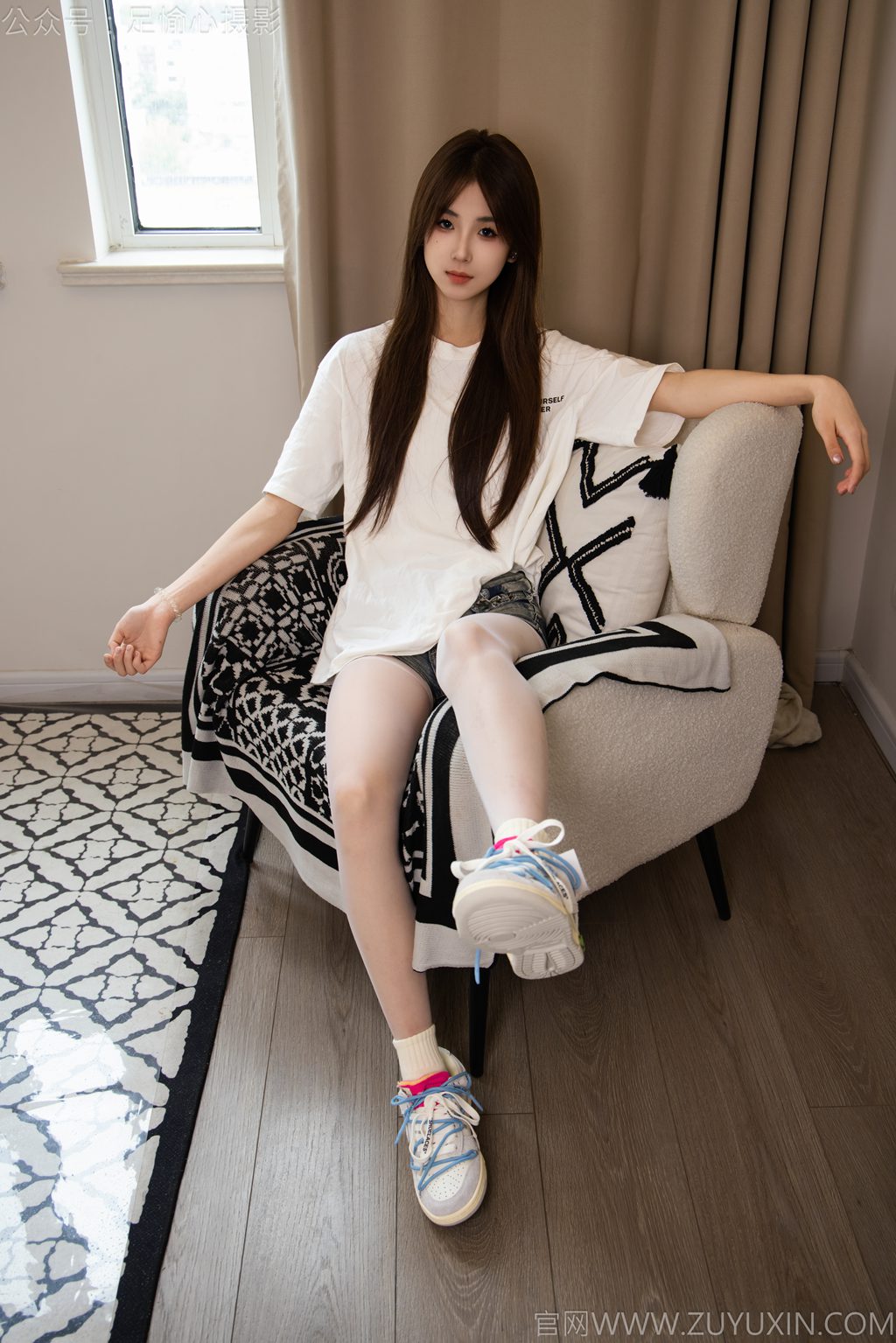 [足愉心摄影] NO.061 模特小瑶（搭配：白色体恤、牛仔短裤、滑板鞋、白色丝袜、白色棉袜（完整版）[125P/2V/7.09G] 年费专享-第3张