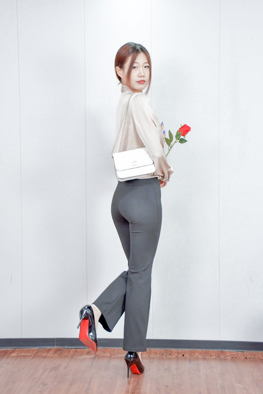 爱神记忆@NO.386 阿若~《轻熟优雅》缎面衬衫裹着的午后，玫瑰是偷来的温柔。[95P/587MB] 年费专享-第2张