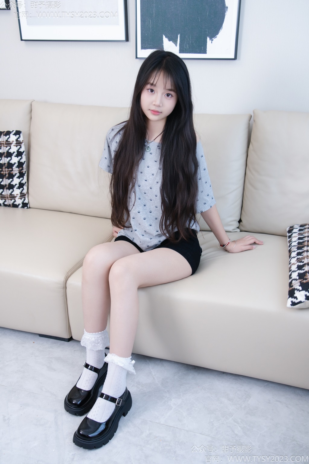 甜予摄影 NO.221 小橙子-皮鞋、白棉袜、裸足（完整版）[132P/2V/9.41G] 年费专享-第1张