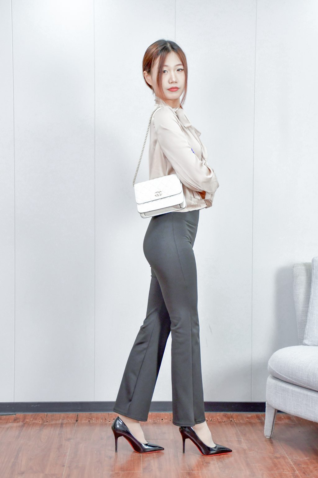 爱神记忆@NO.386 阿若~《轻熟优雅》缎面衬衫裹着的午后，玫瑰是偷来的温柔。[95P/587MB] 年费专享-第1张