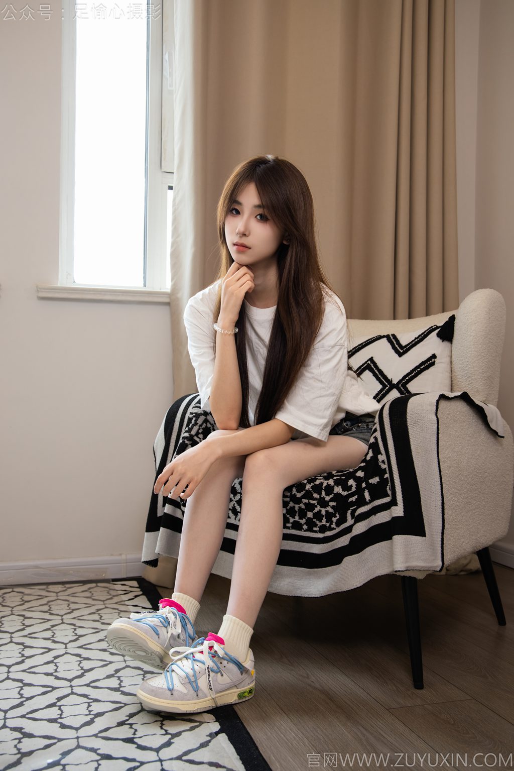 [足愉心摄影] NO.061 模特小瑶（搭配：白色体恤、牛仔短裤、滑板鞋、白色丝袜、白色棉袜（完整版）[125P/2V/7.09G] 年费专享-第1张