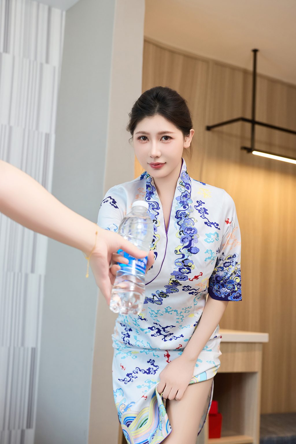 秀人模特@尹甜甜 – 内购无水印 空姐的服务[73P／355MB] 年费专享-第2张