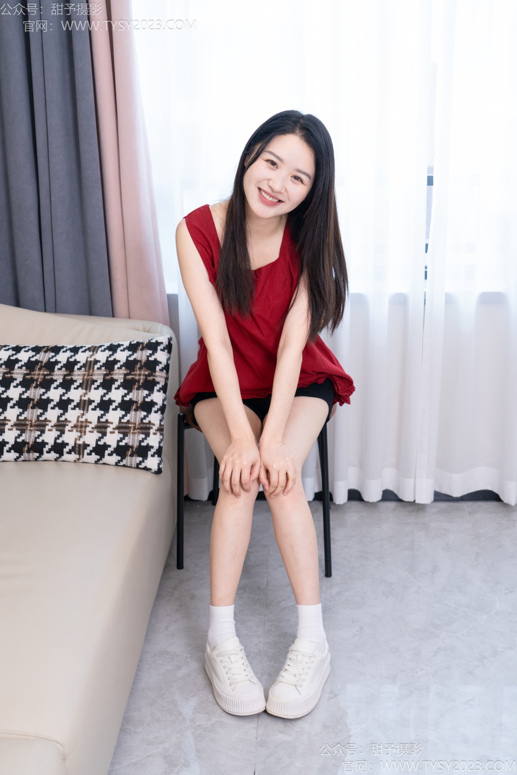 甜予摄影 NO.240 澜澜-板鞋、白棉袜、裸足（完整版）[130P/2V/9.50G] 年费专享-第4张