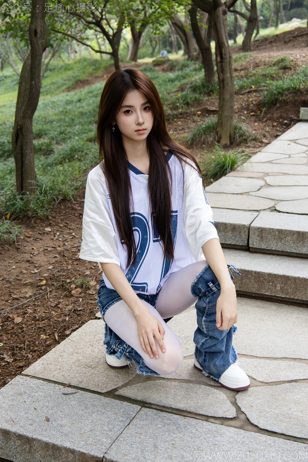 [足愉心摄影] NO.073 模特小瑶（搭配：白色体恤、牛仔短裤、牛仔腿套、白色丝袜、白色棉袜、板鞋（完整版）[120P/2V/13.7G] 年费专享-第3张