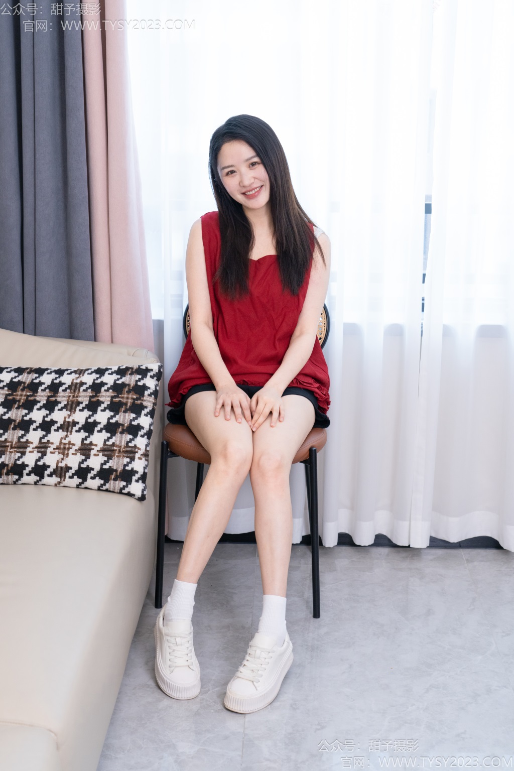 甜予摄影 NO.240 澜澜-板鞋、白棉袜、裸足（完整版）[130P/2V/9.50G] 年费专享-第2张