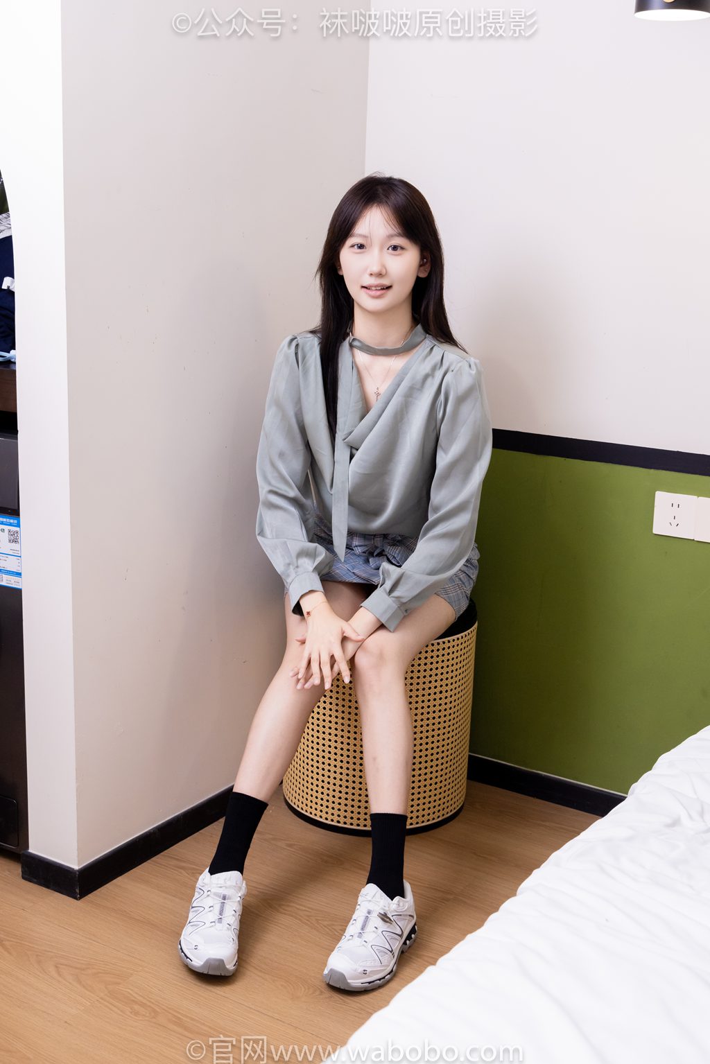 [BoBoSocks袜啵啵] NO.641 香菜-萨洛蒙运动鞋、黑棉袜、短肉丝 [189P/1V/9.28GB] 年费专享-第2张