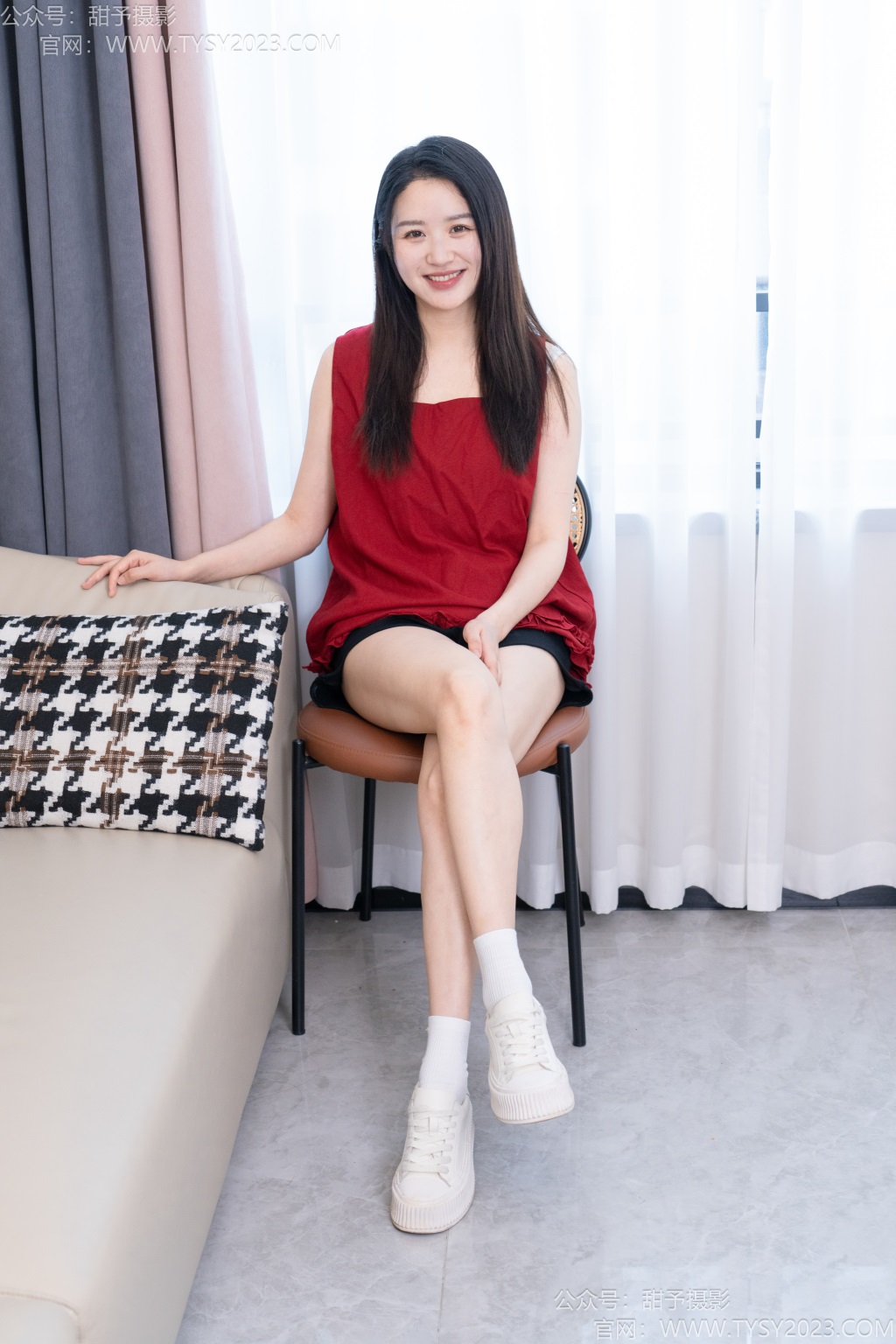 甜予摄影 NO.240 澜澜-板鞋、白棉袜、裸足（完整版）[130P/2V/9.50G] 年费专享-第1张