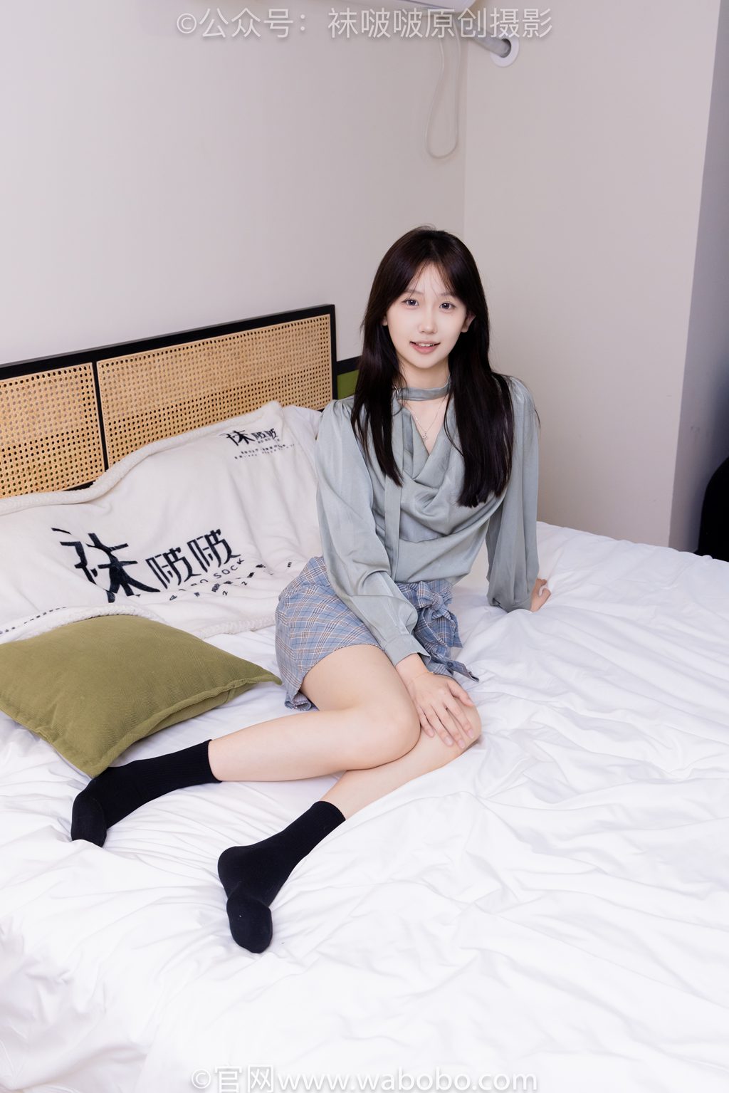 [BoBoSocks袜啵啵] NO.641 香菜-萨洛蒙运动鞋、黑棉袜、短肉丝 [189P/1V/9.28GB] 年费专享-第1张