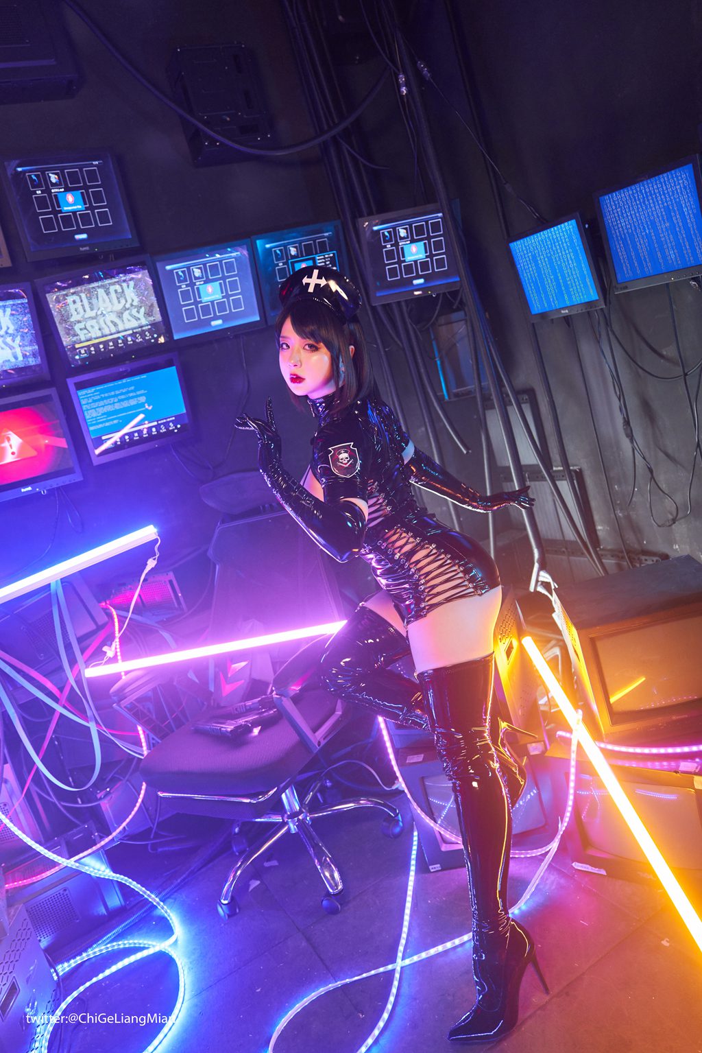 微博人气博主@皮皮奶可可爱了-黑暗护士 [40P-849MB] 网红写真-第1张