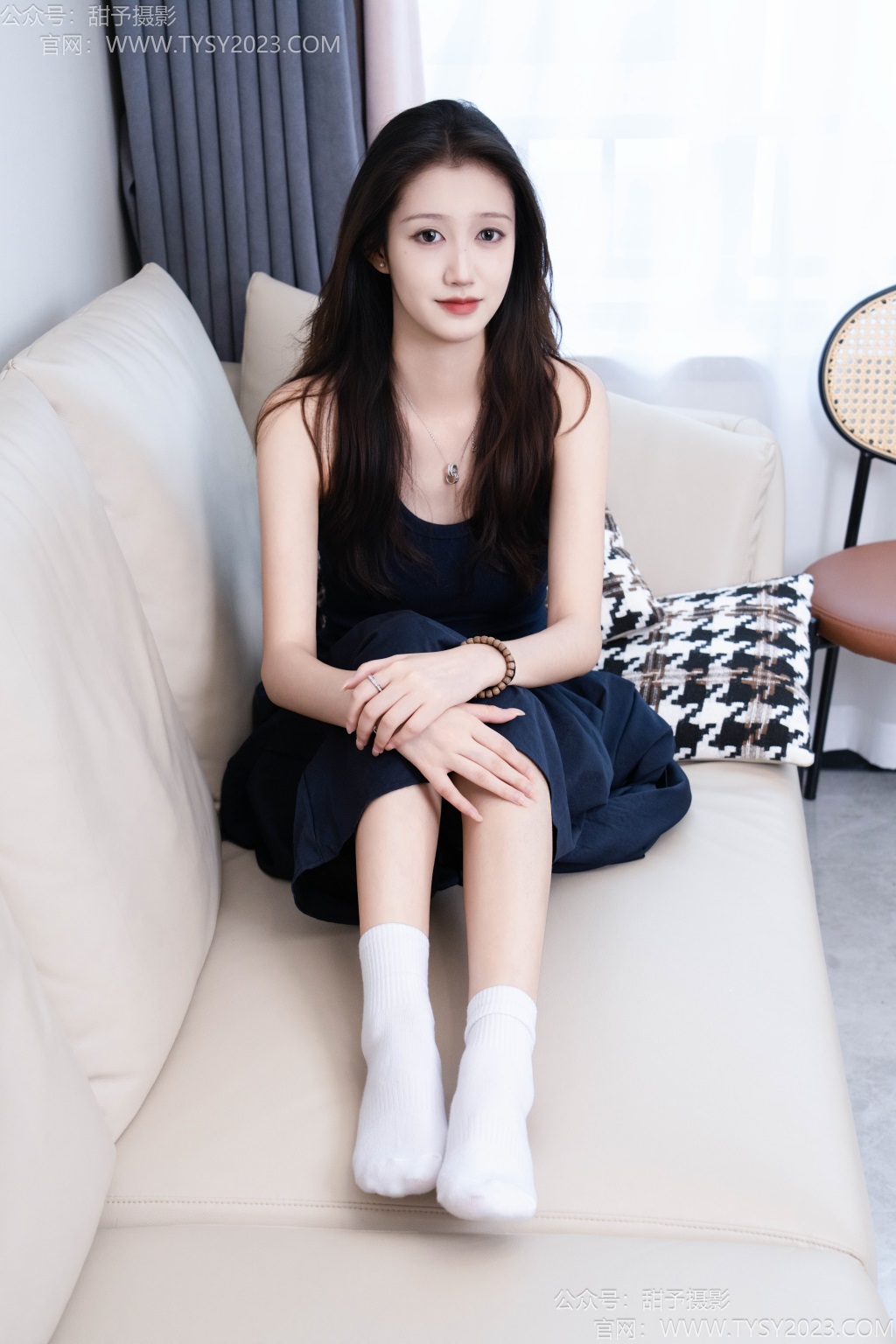 [甜予摄影] NO.227 玫瑰-板鞋、白棉袜、裸足（完整版）[129P/2V/7.32G] 年费专享-第1张