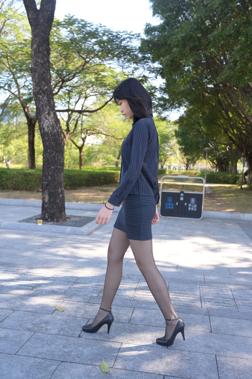 魔镜街拍 NO.490-精选街拍-程生街拍-公司职员条纹制服黑丝美女的日常[406P/2.33GB] 其它写真-第4张