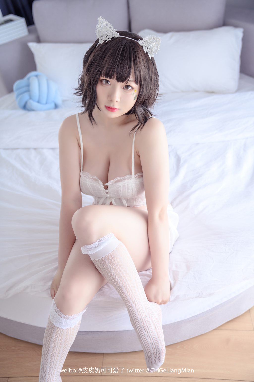 微博人气博主@皮皮奶可可爱了-白睡衣 [57P-798MB] 网红写真-第3张