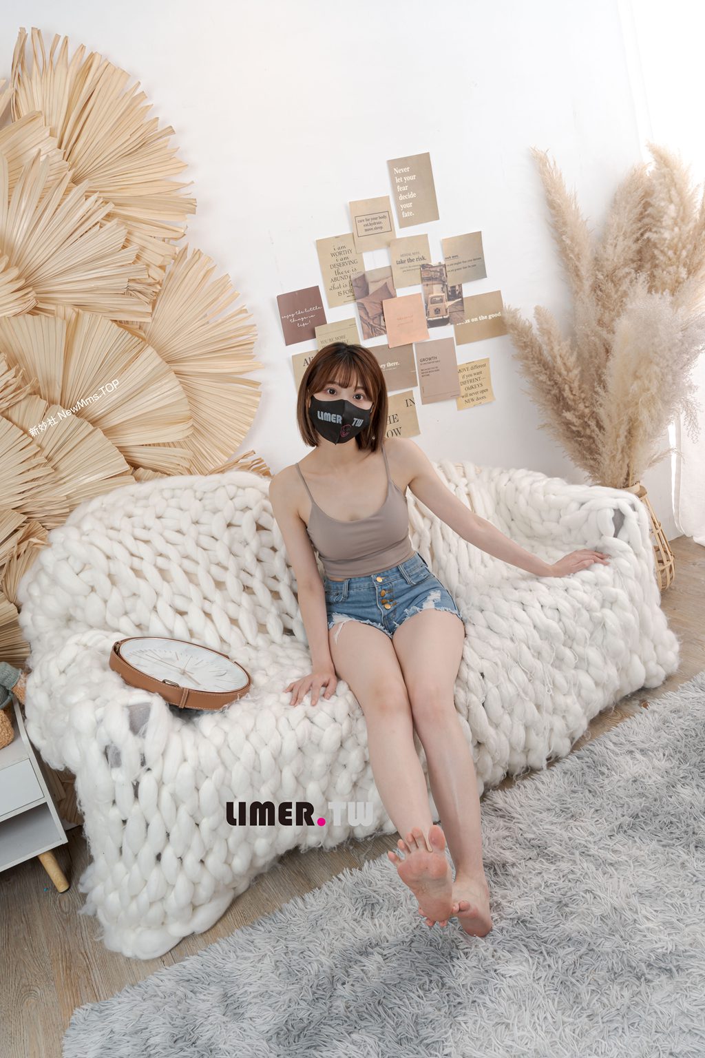 Limerence第二季 NO.013-素人 Mia 脫下 穆勒鞋 秀出腳汗濕漉漉嫩足 180p+15min 4K（Ultra版）[182P/1V/3.67GB] Limerence-第2张