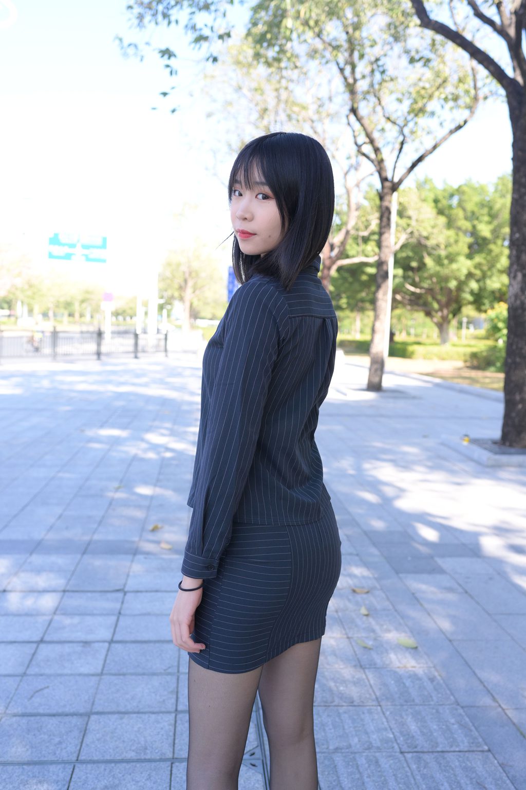 魔镜街拍 NO.490-精选街拍-程生街拍-公司职员条纹制服黑丝美女的日常[406P/2.33GB] 其它写真-第2张