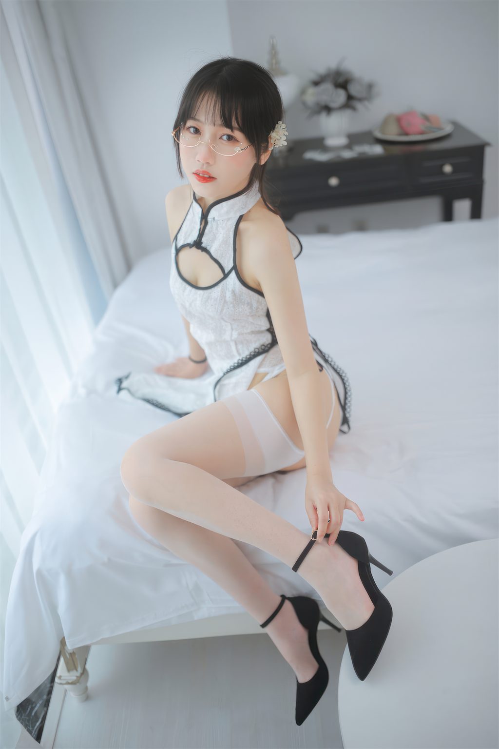 动漫博主@不呆猫 人妻白旗袍[55P-221MB] 网红写真-第2张