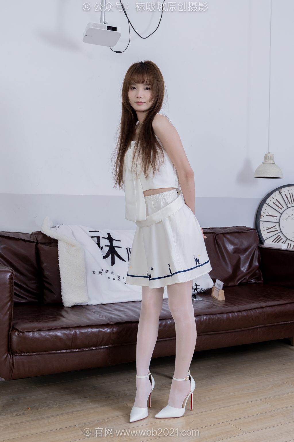 [BoBoSocks袜啵啵] NO.650 甜甜圈 高跟鞋、油亮珠光厚白丝、裸足 [149P/1V/6.10GB] 年费专享-第2张