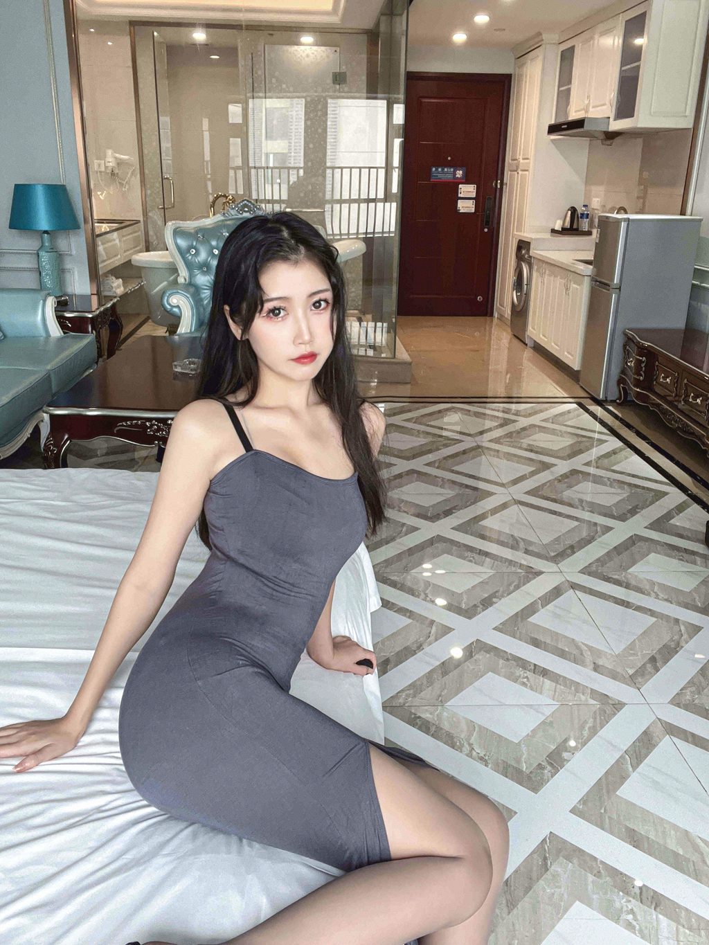 动漫博主@不呆猫 灰丝御姐[40P-2V-357MB] 网红写真-第2张