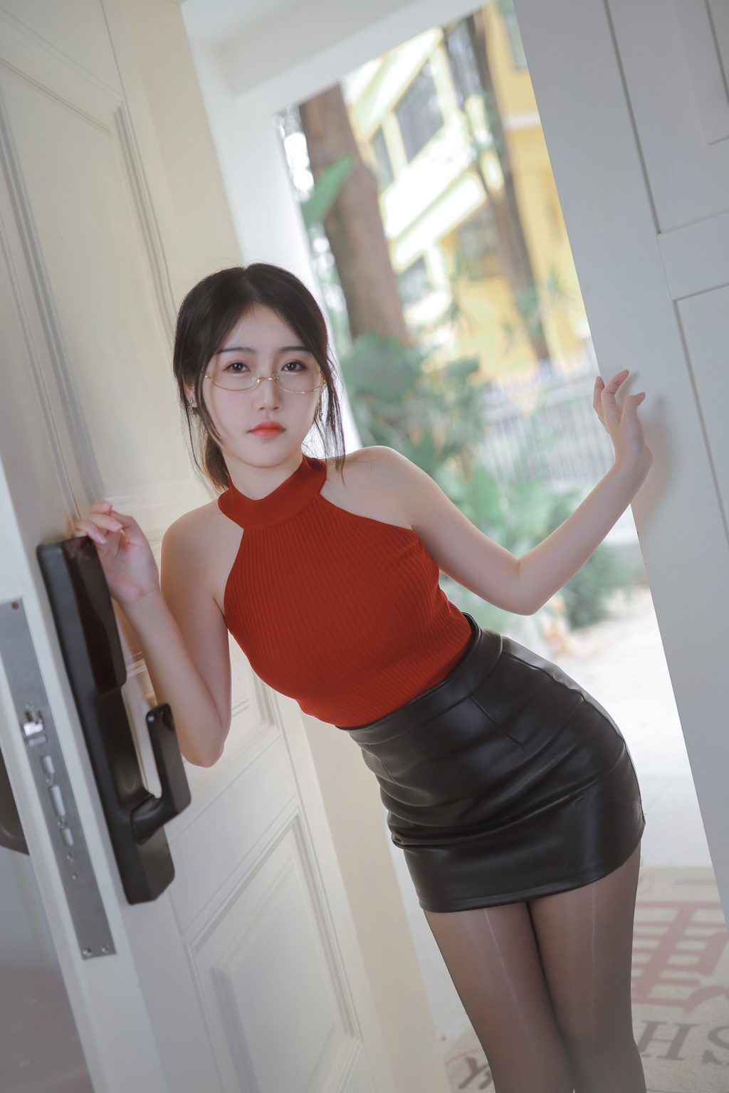 动漫博主@不呆猫 姐姐在家独自买醉[42P-209MB] 网红写真-第1张