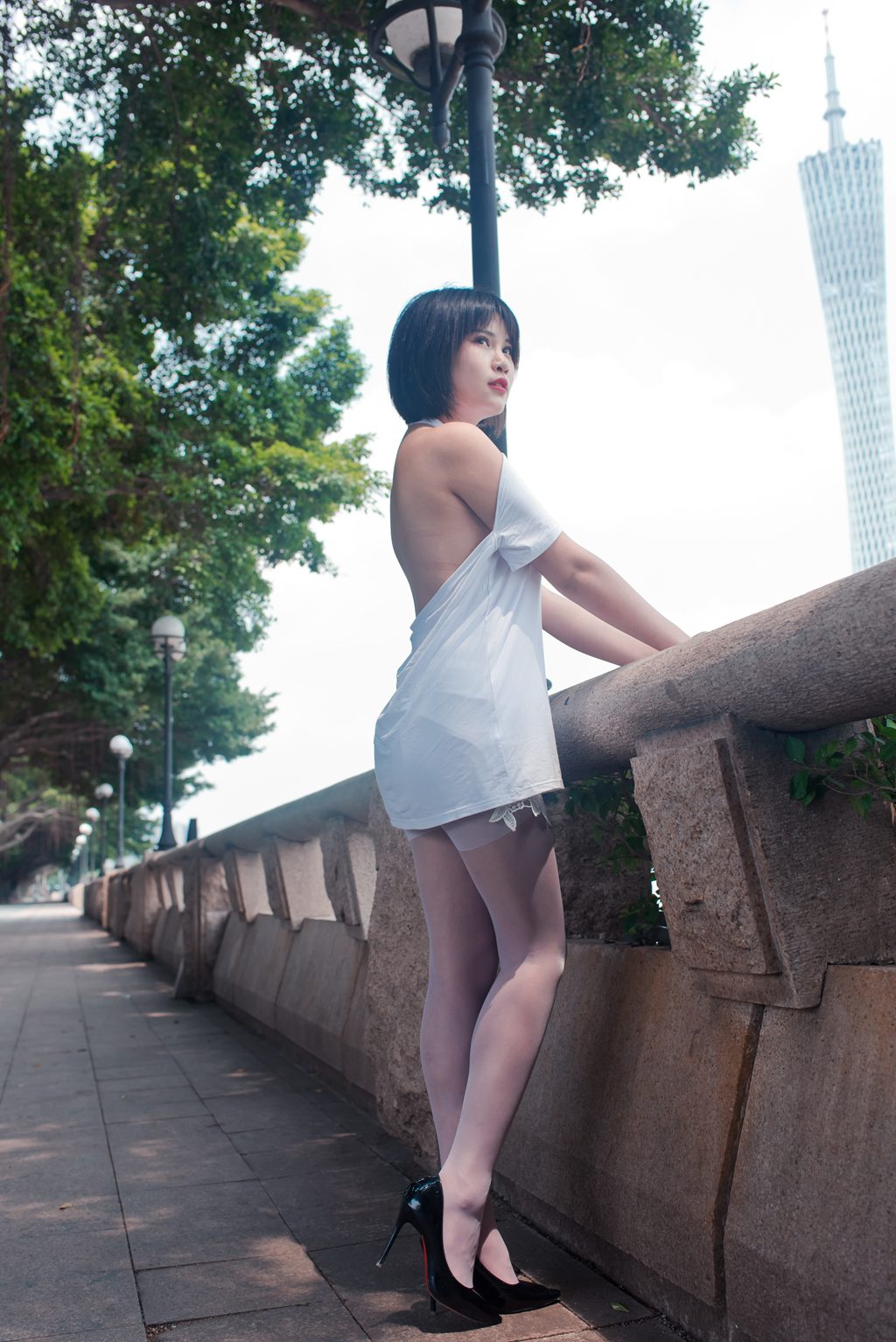 魔镜街拍 NO.392-精选街拍-御风街拍-穿着大露背的白丝美女萌宝儿[370P/3.51GB] 其它写真-第1张
