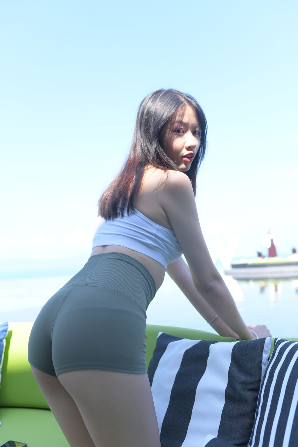 魔镜街拍 NO.504-精选街拍-红石苏梅岛旅拍-第一篇：W&斜肩背心绿色热裤美女[409P/992MB] 其它写真-第4张