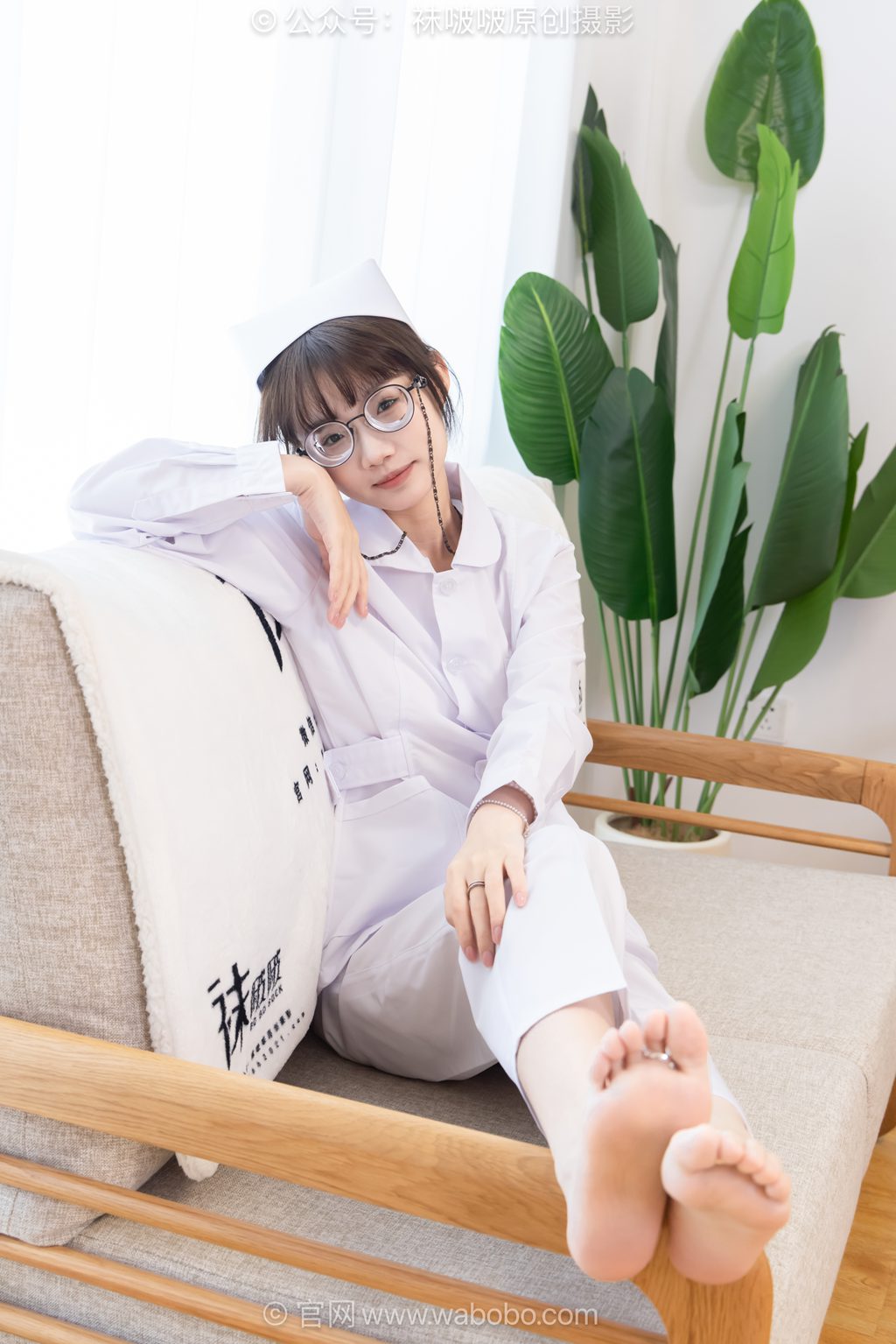 [BoBoSocks袜啵啵] NO.688 甜甜圈 凉鞋、薄肉丝（脚尖透明款）护士服、裸足 [163P/1V/5.48GB] 年费专享-第2张