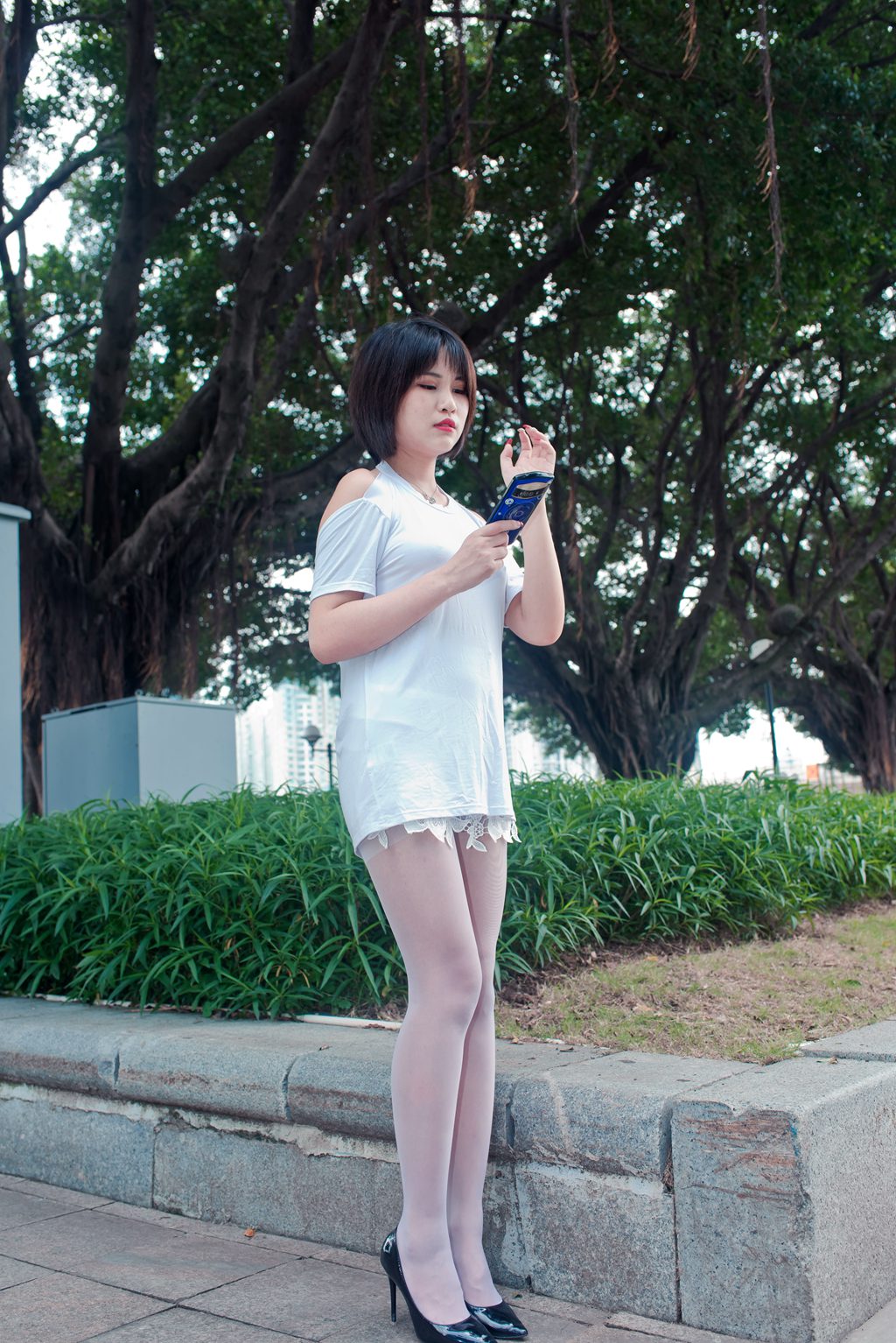 魔镜街拍 NO.536-精选街拍-御风街拍-穿着大露背的白丝美女萌宝儿[369P/1.16GB] 其它写真-第1张