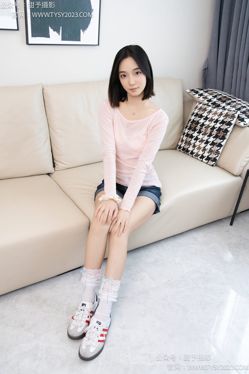 甜予摄影 NO.251 果冻-运动鞋、白棉袜、裸足（完整版）[130P/2V/10.7G] 年费专享-第1张