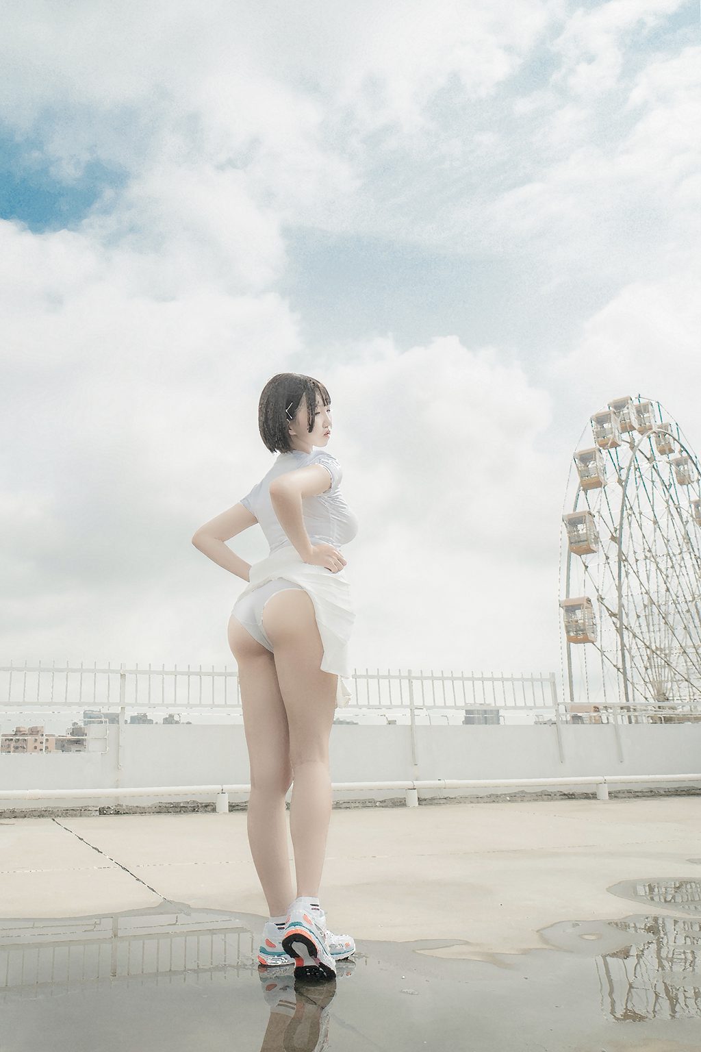 微博人气Coser@阿薰kaOri 天台 [82P1V-730MB] 网红写真-第1张