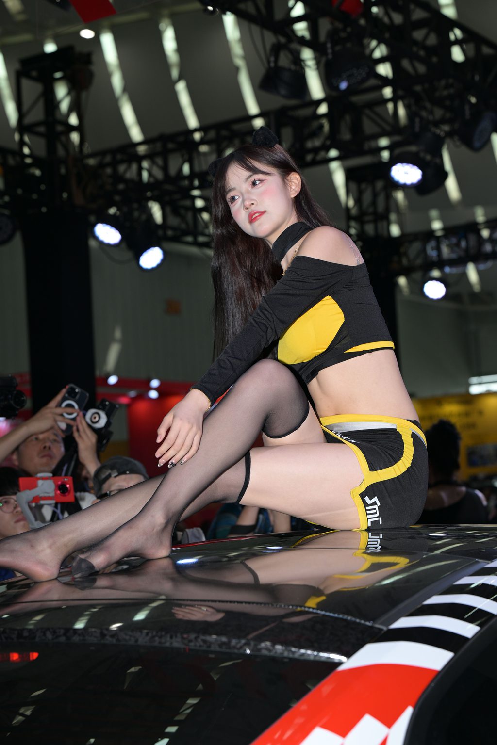 魔镜街拍 NO.559-魔镜街拍 精选街拍-克罗拉-车顶上的黑丝美女 美脚特写[95P/401MB] 其它写真-第1张