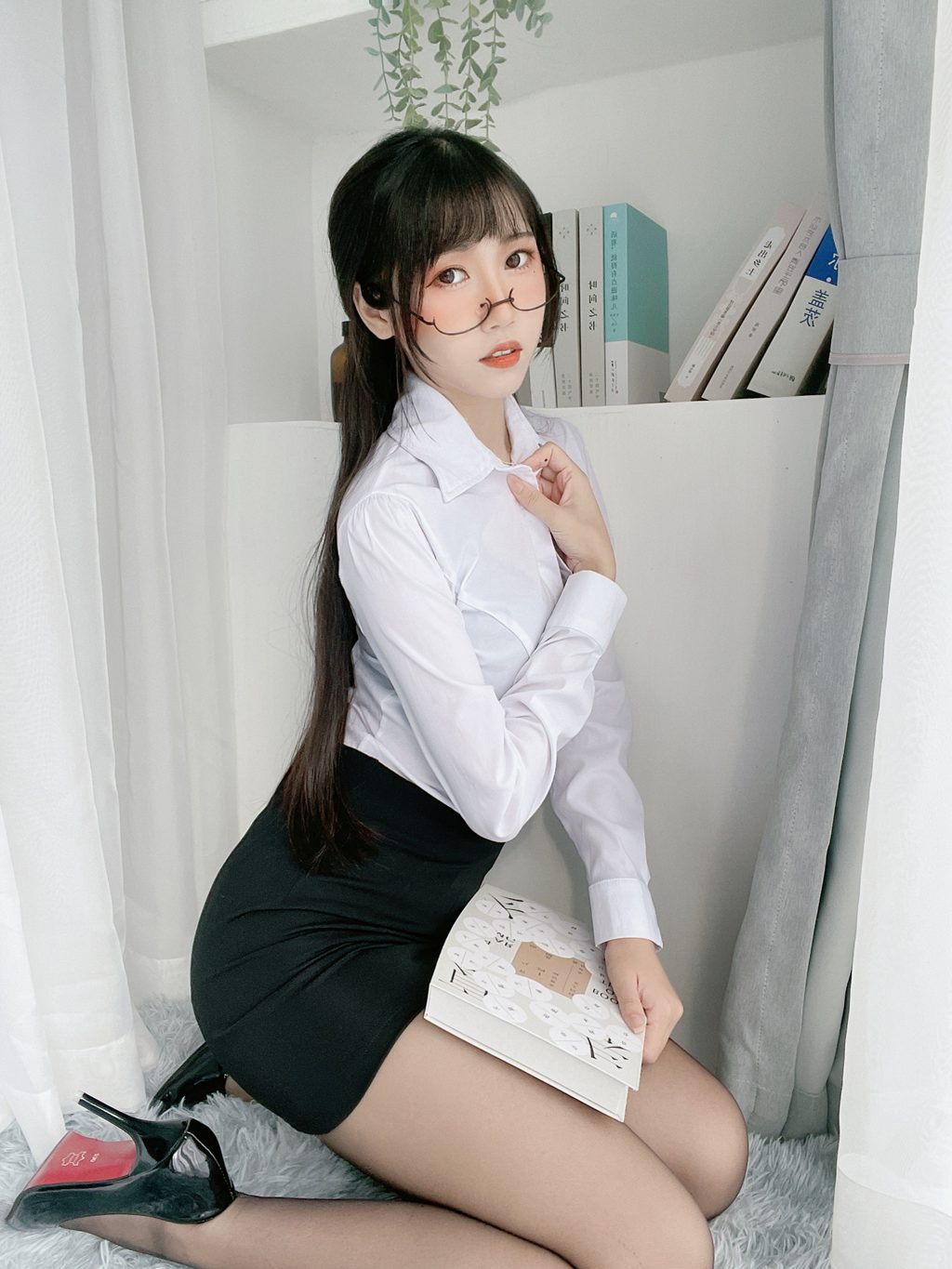 动漫博主@不呆猫 黑丝包臀OL[24P-5V-908.3M] 网红写真-第2张