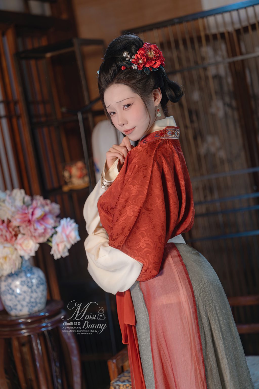 网紅博主@咬一口兔娘(黏黏团子兔) 快马加鞭·金莲迎春 [94P/2V/2.13G] 网红写真-第2张