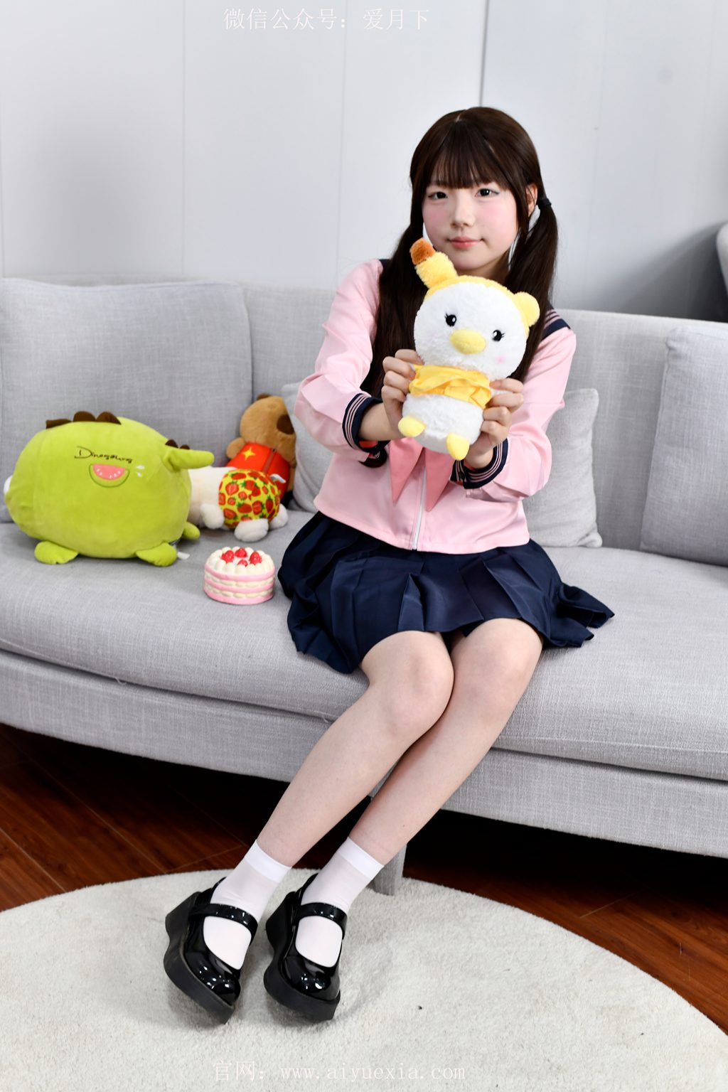 [爱月下] NO. 684 泡芙~【萌趣玩袜】软萌少女戏玩偶，袜鞋切换享闲趣。（花絮版）[140P/1V/7.62GB] 年费专享-第2张