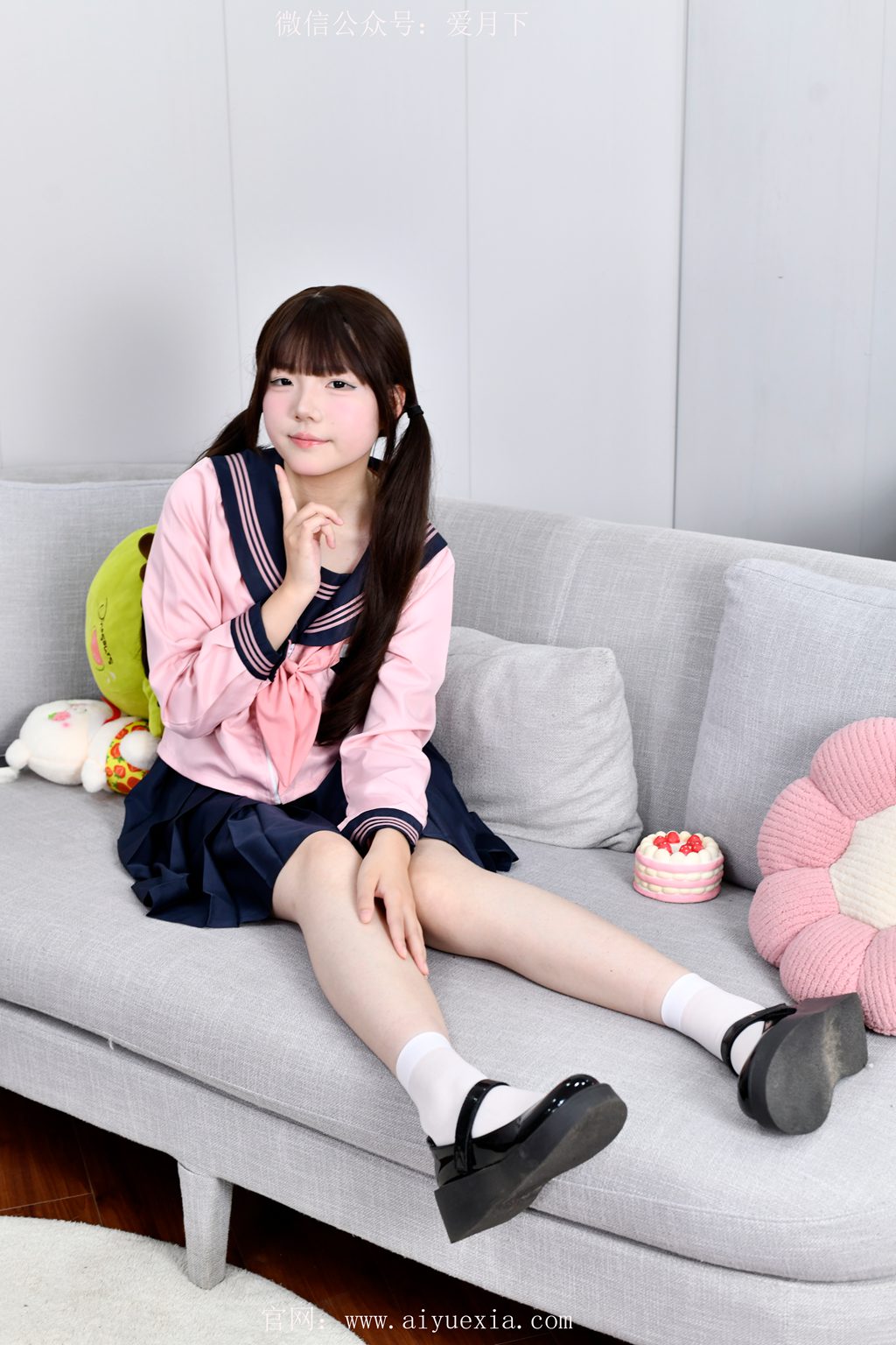 [爱月下] NO. 684 泡芙~【萌趣玩袜】软萌少女戏玩偶，袜鞋切换享闲趣。（花絮版）[140P/1V/7.62GB] 年费专享-第3张