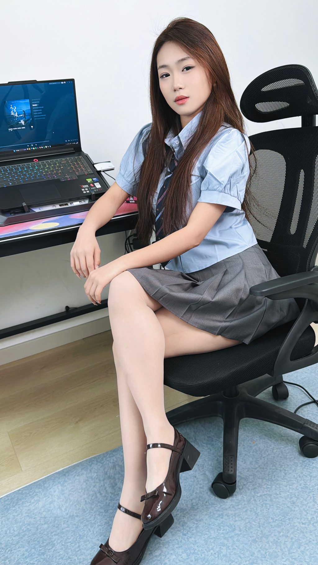 丝韵摄影 NO. 3368 橙子 蓝色短袖衬衫 JK百褶短裙 全腿肉色丝袜 黑色百搭皮鞋[106P/1V2.43GB] 丝韵摄影-第2张