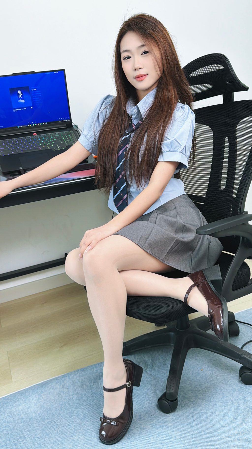 丝韵摄影 NO. 3368 橙子 蓝色短袖衬衫 JK百褶短裙 全腿肉色丝袜 黑色百搭皮鞋[106P/1V2.43GB] 丝韵摄影-第4张