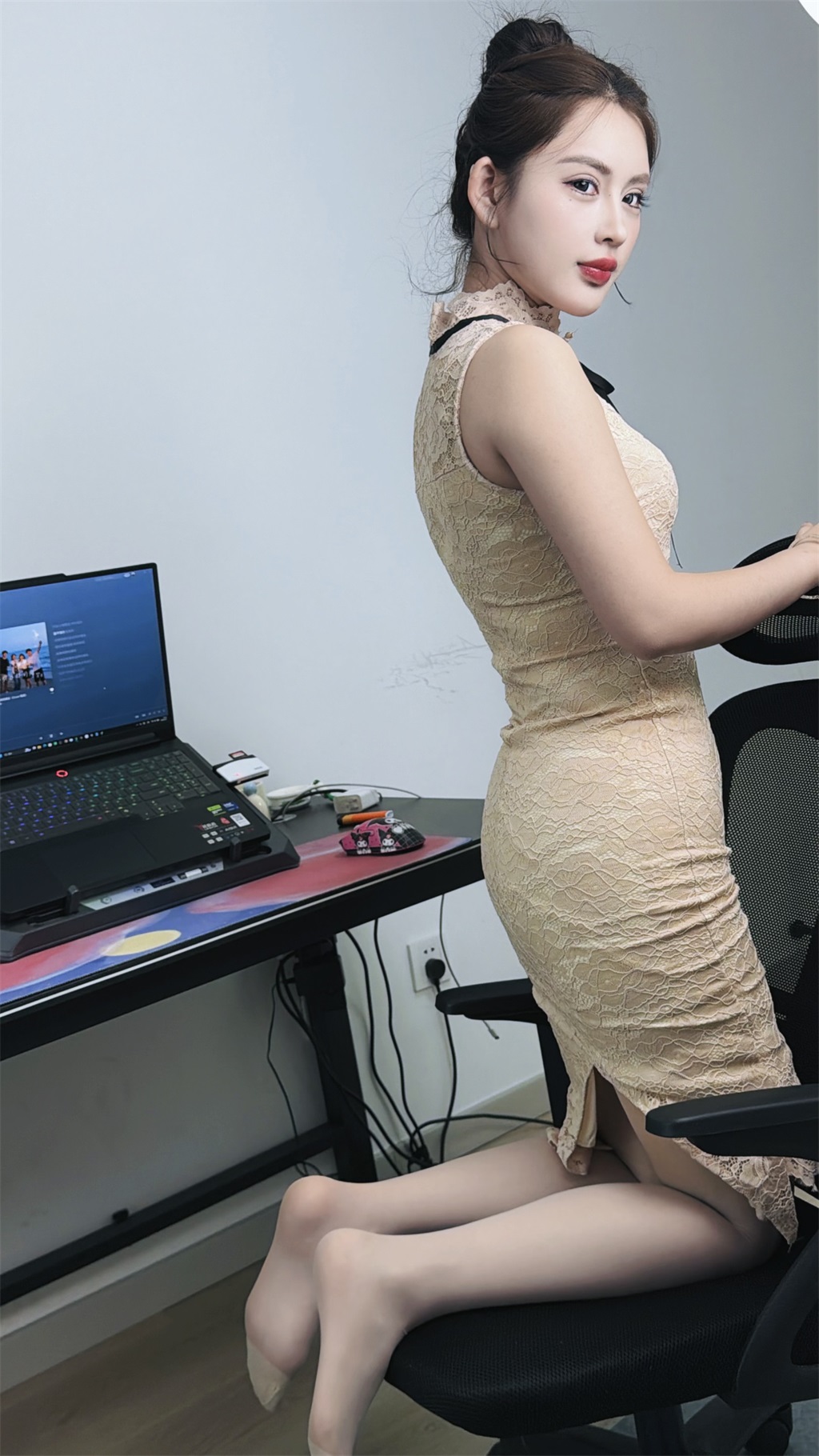 丝韵摄影 NO.3371 小意 黄色无袖挂脖紧身连体包臀裙 全腿肉色丝袜 裸色仿钻水晶鞋 [124P/1V/2.23GB] 丝韵摄影-第4张