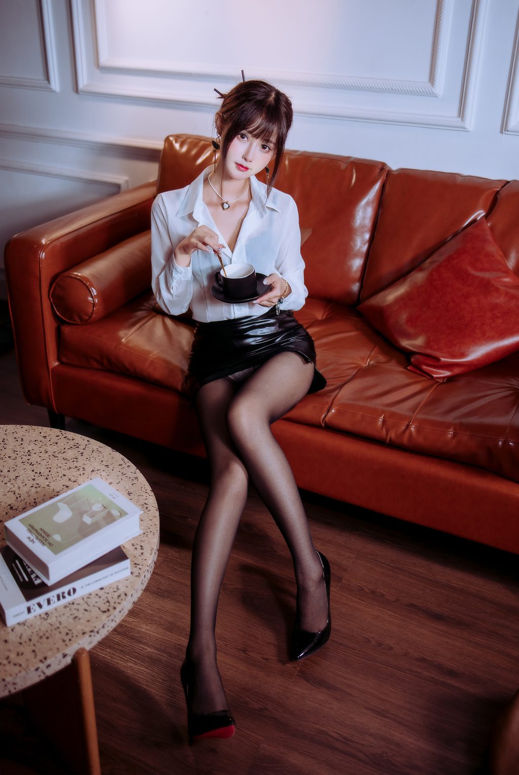 颜值博主@羽生三未 半透ol [27P/247MB] 网红写真-第1张